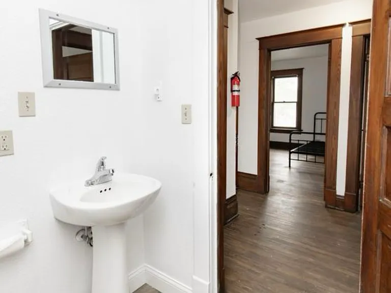 726 College St N — Photo 11