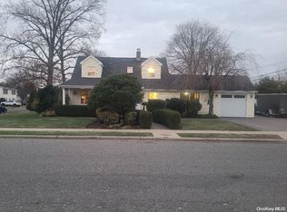 14 Aster Ln, Levittown, NY 11756