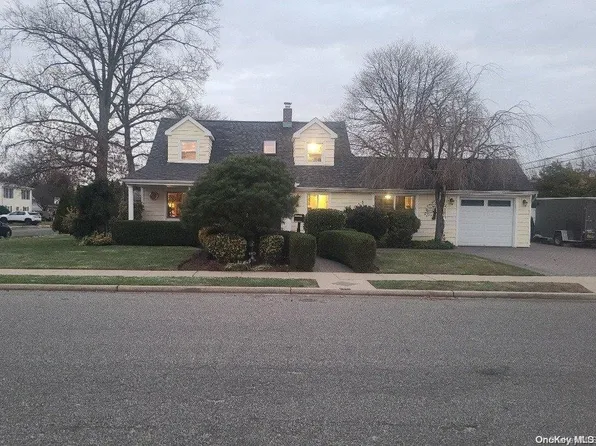 14 Aster Lane, Levittown, NY 11756