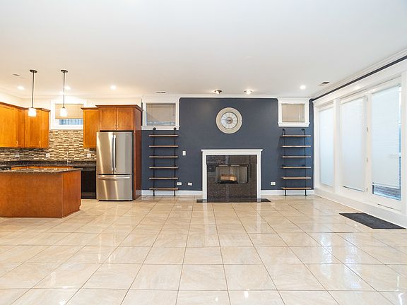 4th image of 6454 N Sacramento Ave #G