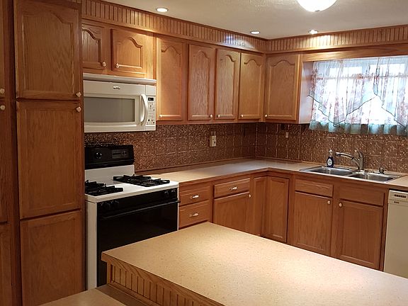 Kitchen - lots of storage!