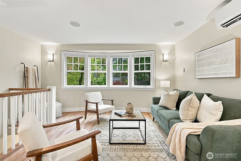 3rd image of 1109 E Harrison Street