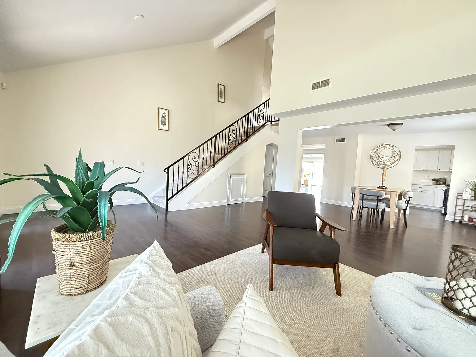 4 bed, 2501 sqft, $4,950 — Photo 4