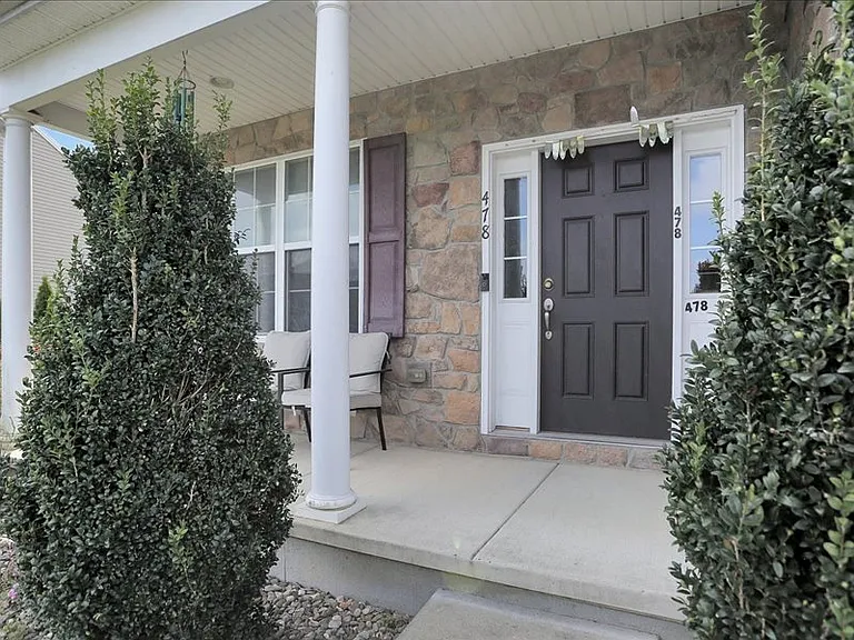 478 Barbara Dr — Photo 2