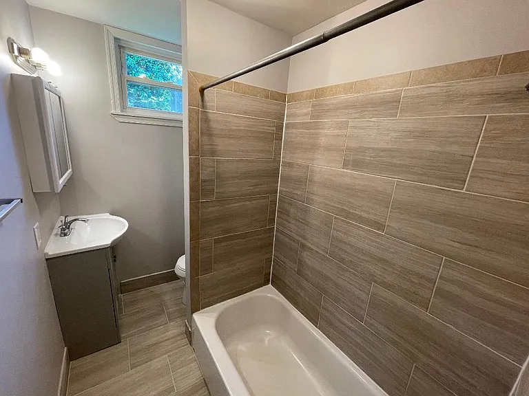 2216 Lyndhurst Ave — Photo 3