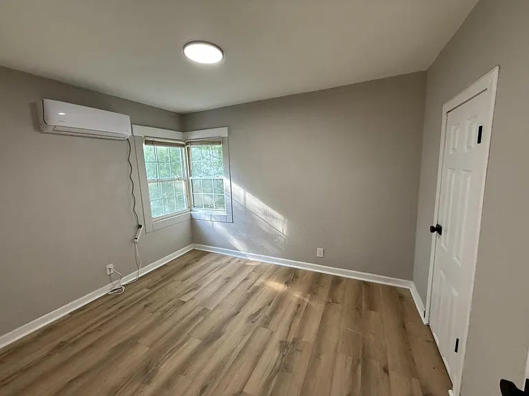 1001 W 9th St — Photo 5