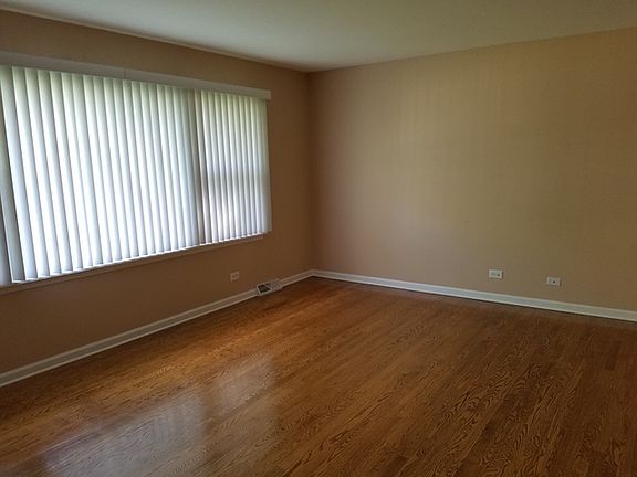 2nd image of 984 Hyacynth Ln