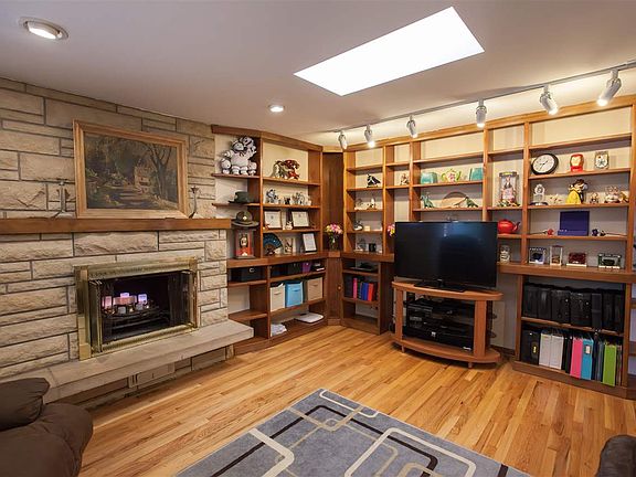 5th image of 305 Susan Ln