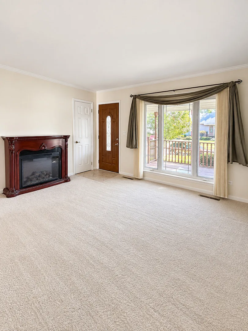3 bed, 1.5 bath, 1394 sqft, $2,700 — Photo 2