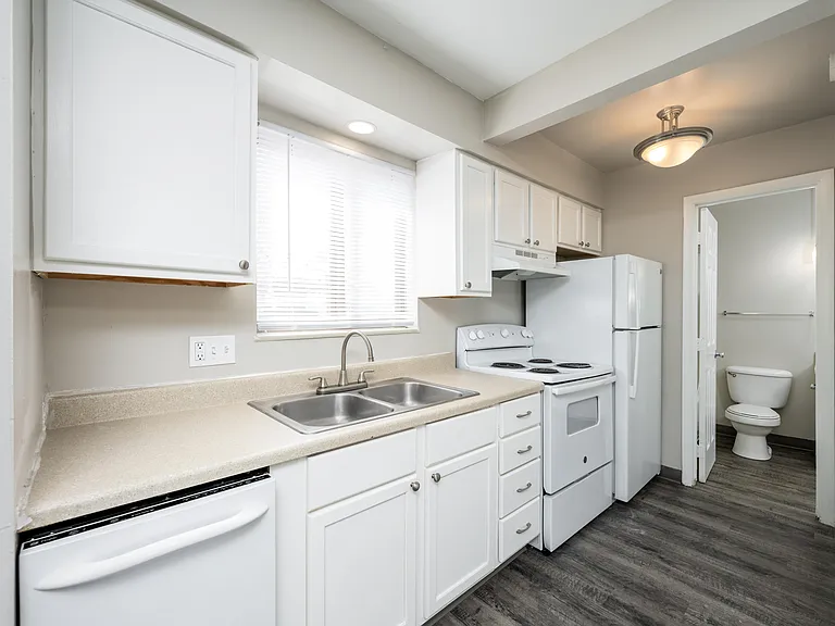 Black Hawk Apartments — Photo 18