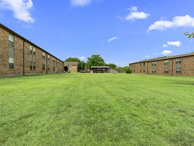 Cleburne Plaza — Photo 14