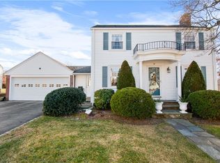 35 Ledgewood Dr, Cranston, RI 02920