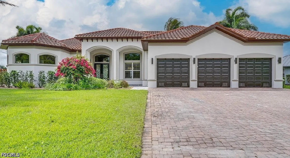4 bed, 3.5 bath, 3902 sqft, $5,999 — Photo 2