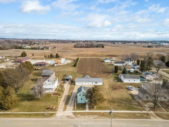 1010 Pleasant St, Sumner, IA 50674