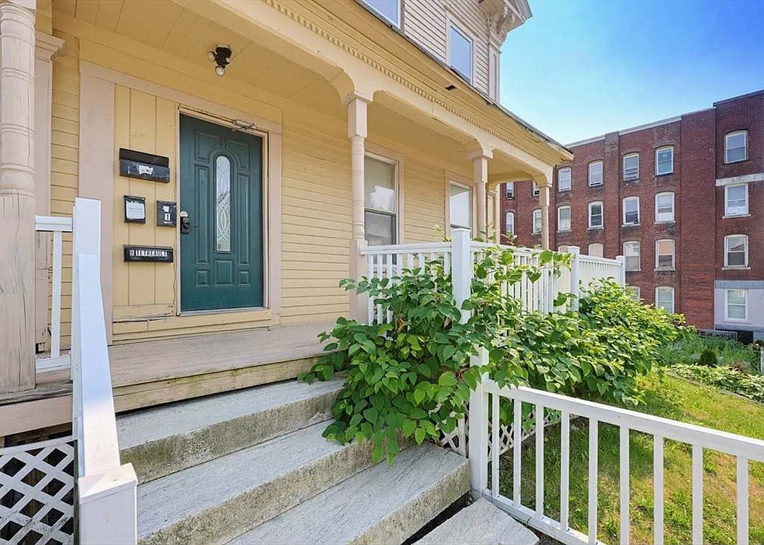 8 bed, 2976 sqft, $1,200 — Photo 3