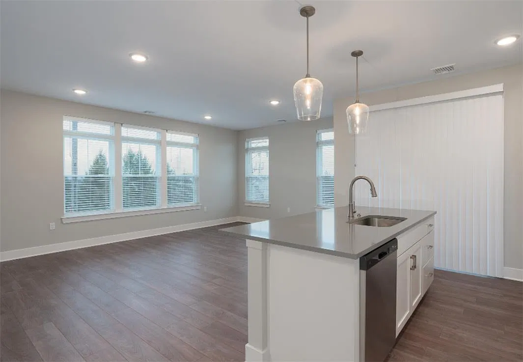 2 bed, 1012 sqft, $2,525 — Photo 4