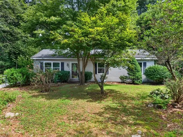 40 Thurston Dr, Hope Valley, RI 02832
