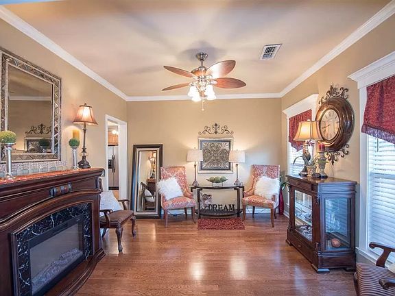 Formal Dining or Living Room