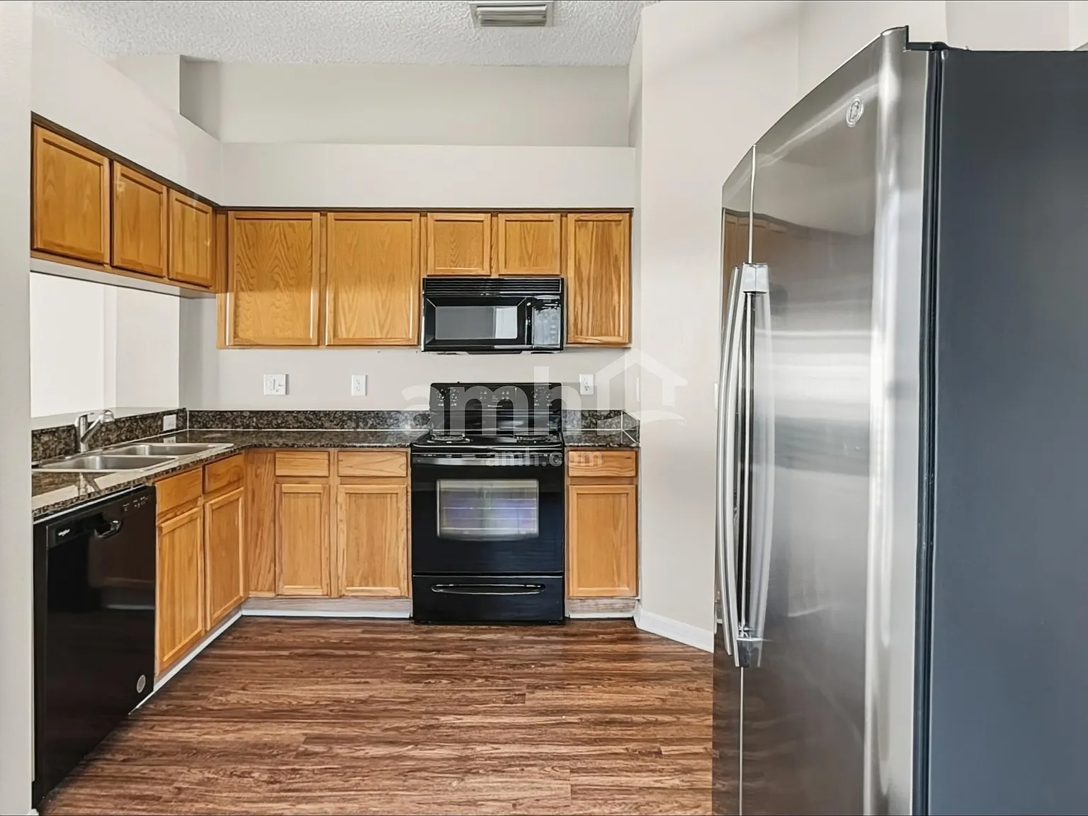 3 bed, 2.0 bath, 1355 sqft, $2,090 — Photo 4