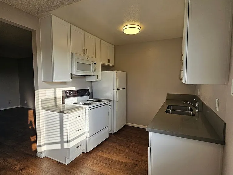 Del Mar Apartment Homes — Photo 45