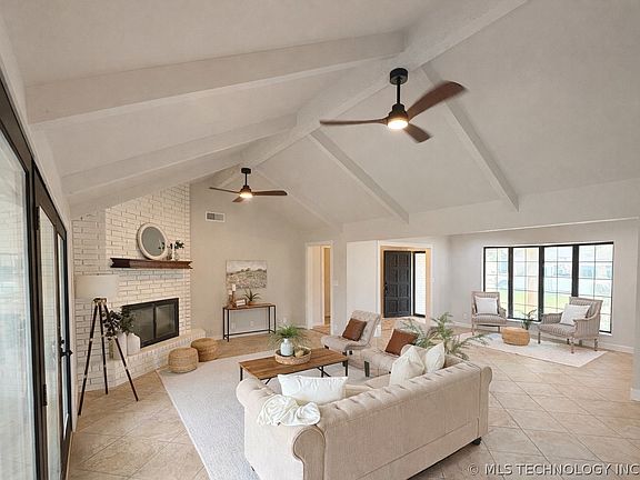 5th image of 1115 Surrey Dr