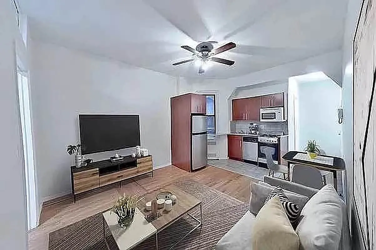 104 Suffolk Street — Photo 4