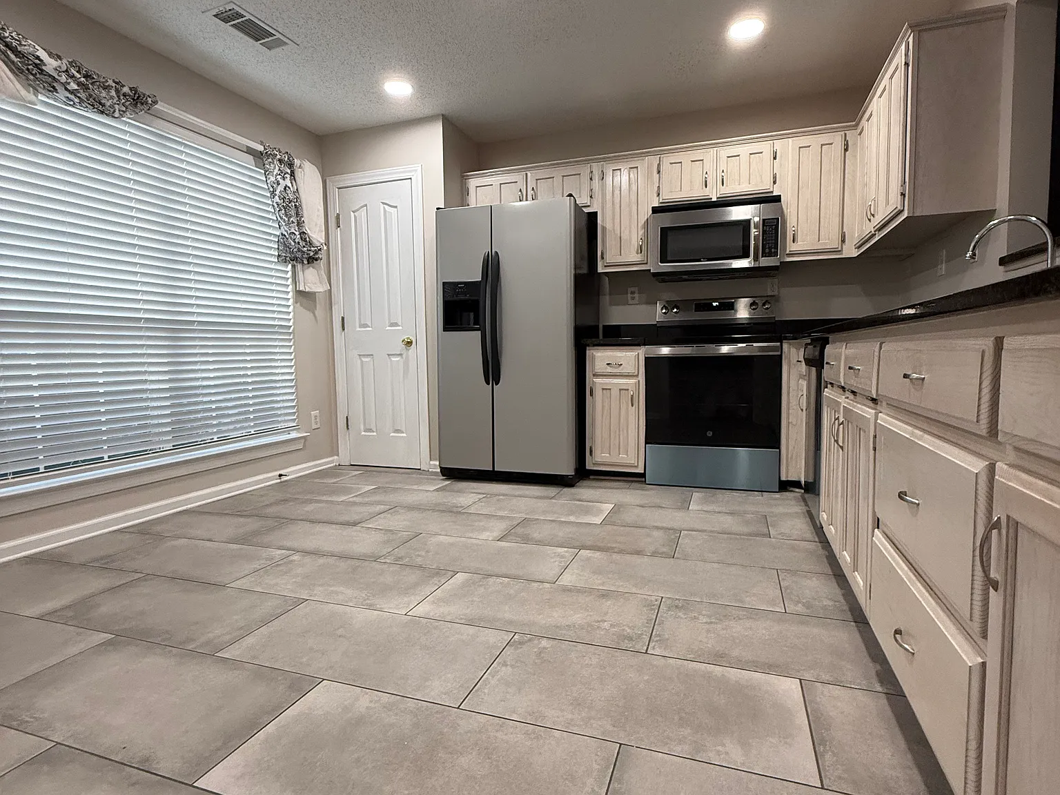9352 Club Walk Ct — Photo 4