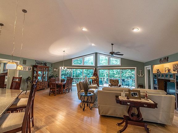 3rd image of 32 Chatham Ct