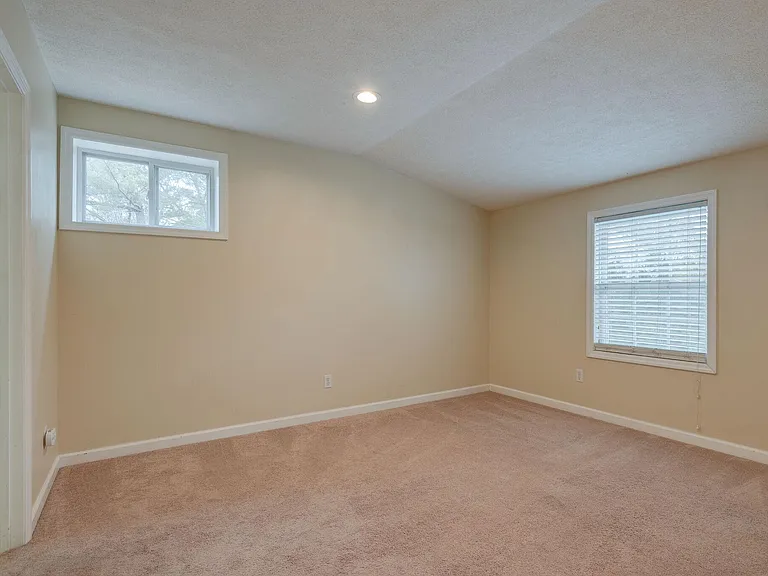826 Victoria Dr — Photo 24