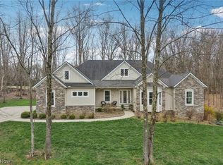 380 Crown Ridge Dr, Cuyahoga Falls, OH 44223