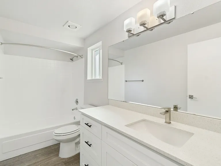 Spinnaker Apartments — Photo 9
