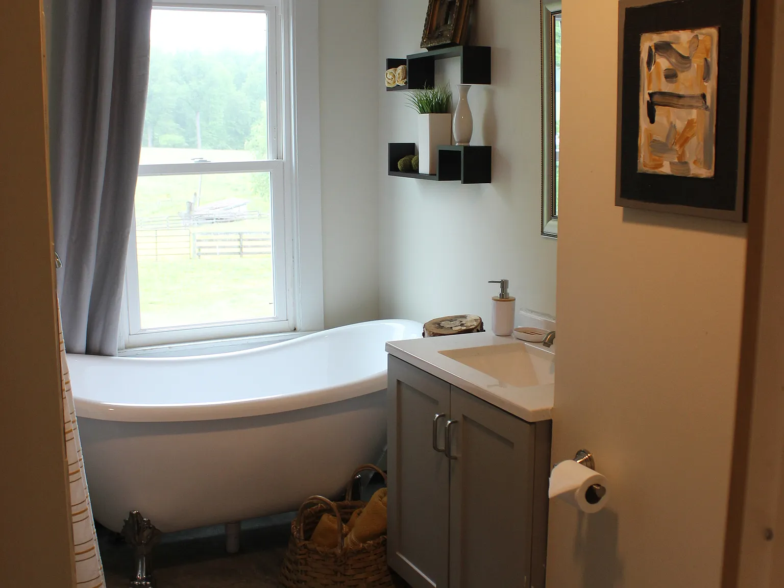 4 bed, 3.5 bath, 2800 sqft, $3,500 — Photo 2