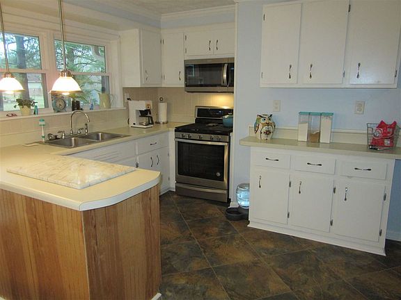 3rd image of 302 Richardson Dr