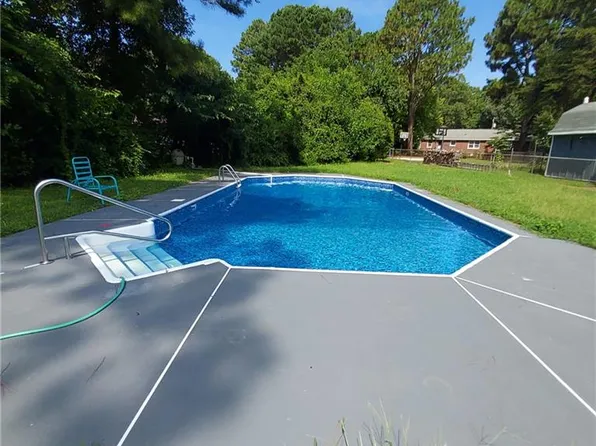 51 Sweetbriar Dr, Newport News, VA 23606