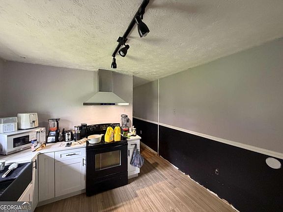 3rd image of 114 Shelia Dr
