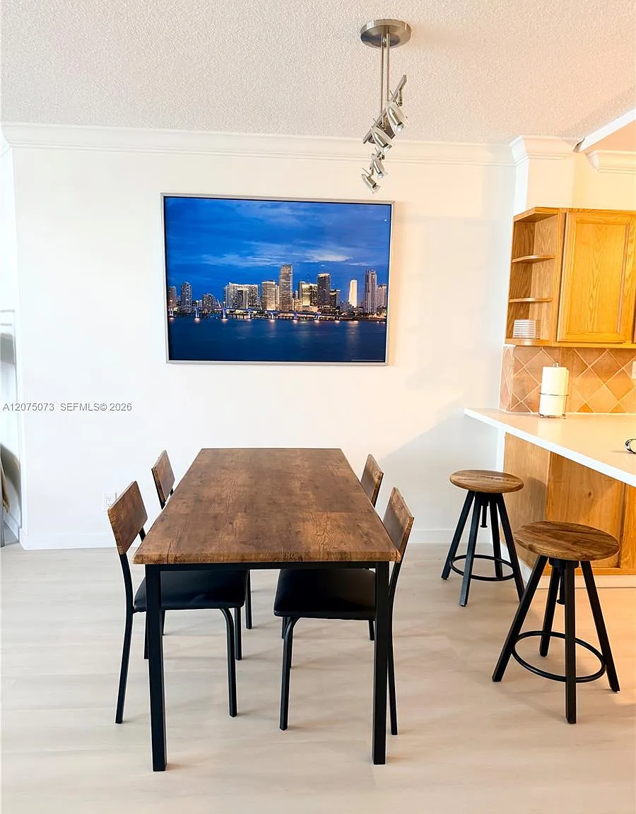 Sea Air Towers Condo — Photo 4