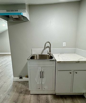 5th image of 1048 W 62nd St #C