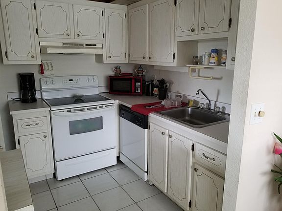 4th image of 90 Monaco Ct #B