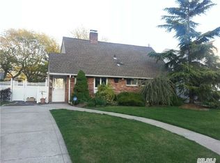 49 Tanager Ln, Levittown, NY 11756