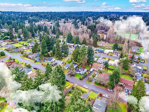 Within a mile radius you'll find the Crest Theater, I-5, Ridgecrest Pub, Café Aroma, Central Market, light rail system, Jackson golf, Hamlin Park, Paramount Playfield + so much more.