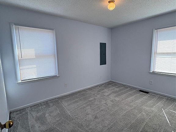 5th image of 498 Dover Rd