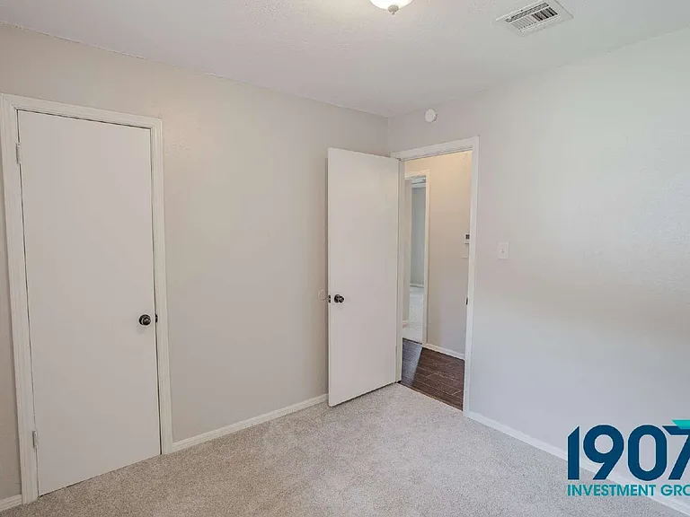 1041 SW 2nd St — Photo 12