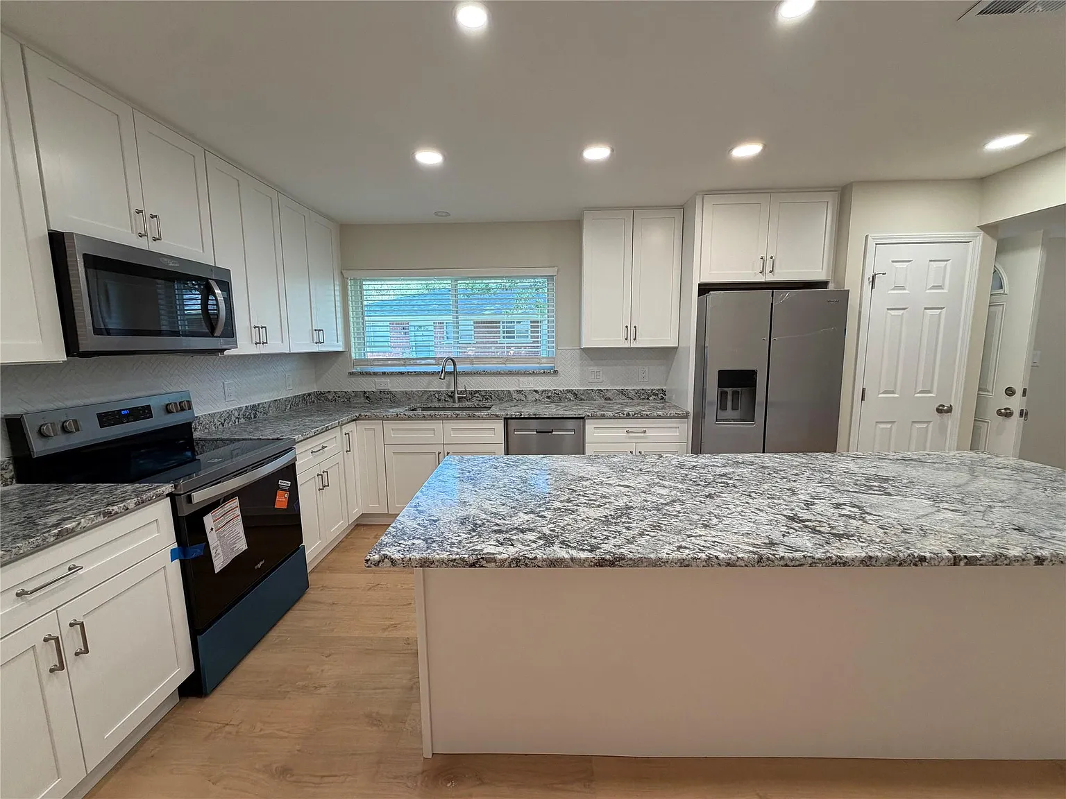 2 bed, 1.0 bath, 900 sqft, $1,975 — Photo 4