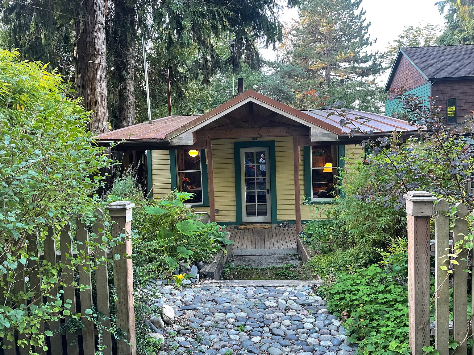 2 bed, 950 sqft, $1,200 — Photo 1