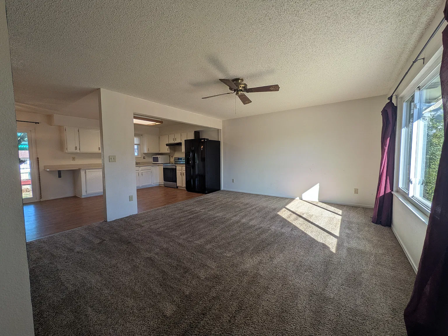 3 bed, 1418 sqft, $2,300 — Photo 3