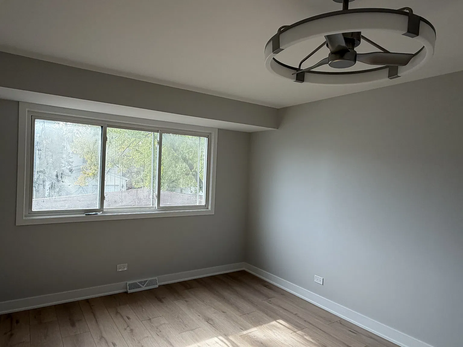 212 Walker Dr — Photo 2