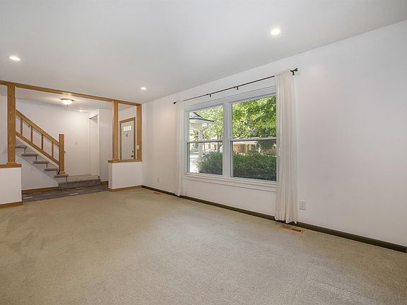 3rd image of 386 Eastlook Dr
