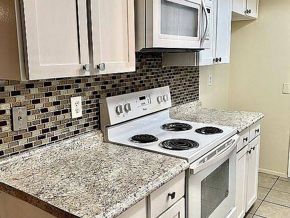 4th image of 3422 Point East Dr