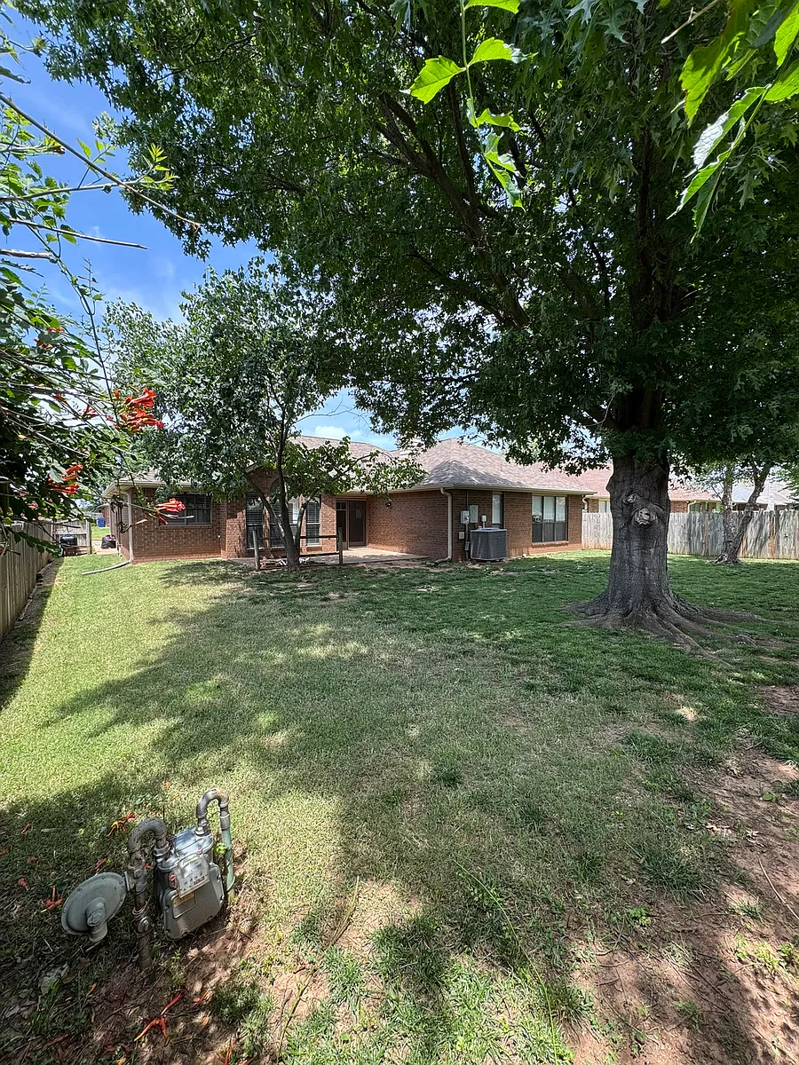 Building Photo - 221 S Abbey Ln