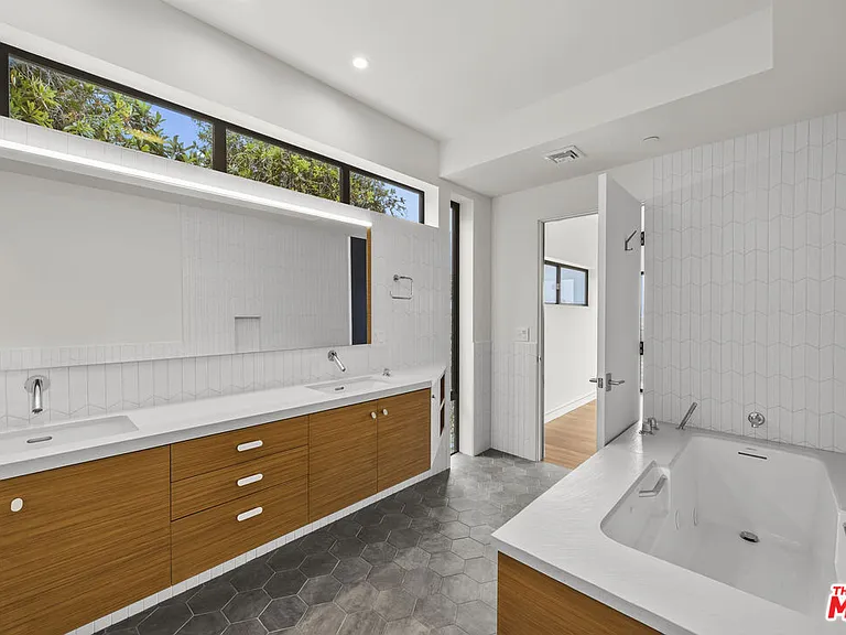 2388 Lyric Ave — Photo 32